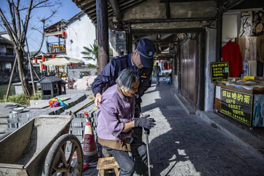 湖南保安服務(wù),墻外高空清洗服務(wù),湖南保利天創(chuàng)物業(yè)發(fā)展有限公司