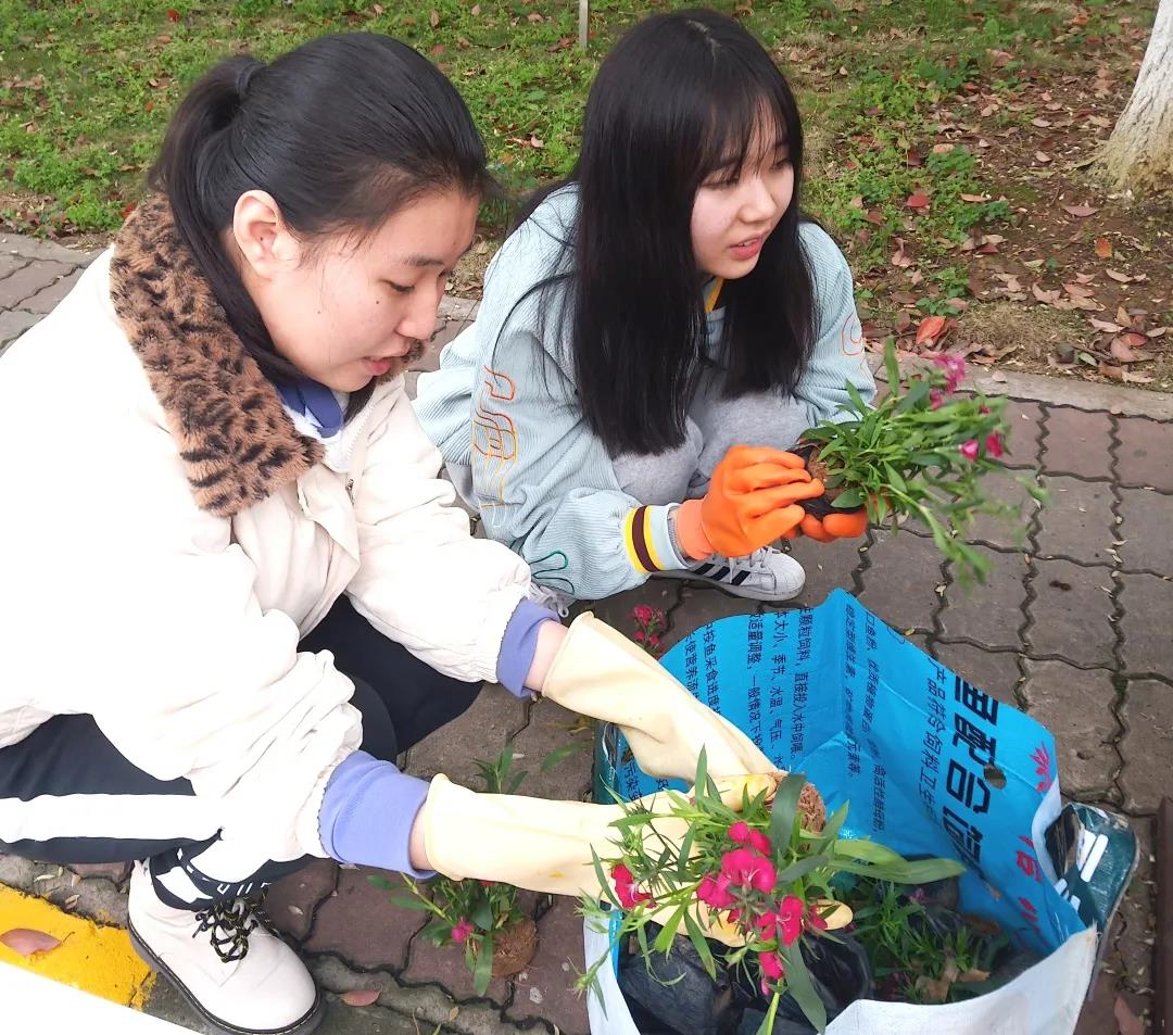 湖南保安服務(wù),墻外高空清洗服務(wù),湖南保利天創(chuàng)物業(yè)發(fā)展有限公司